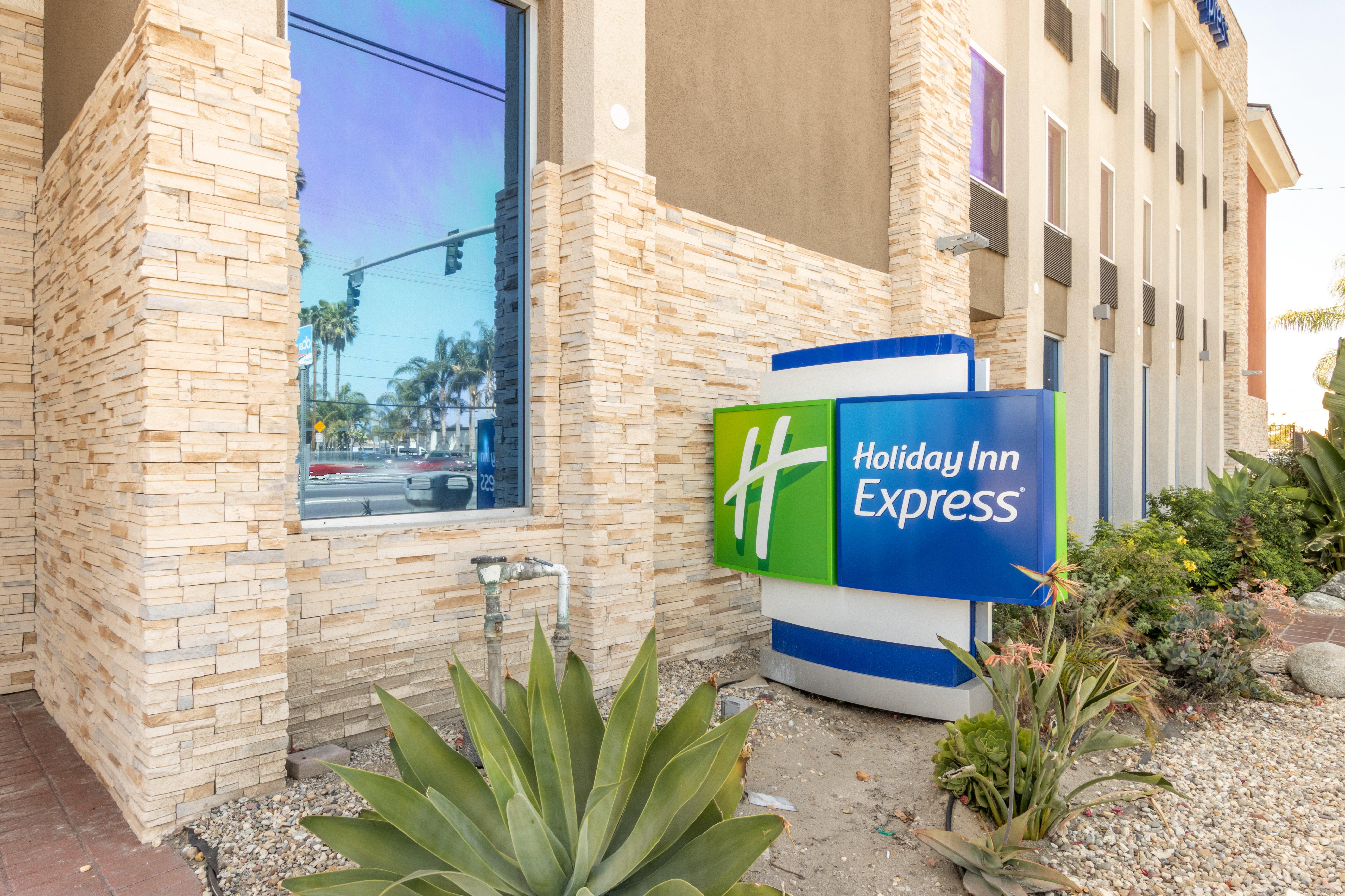 Holiday Inn Express - Anaheim West Екстериор снимка