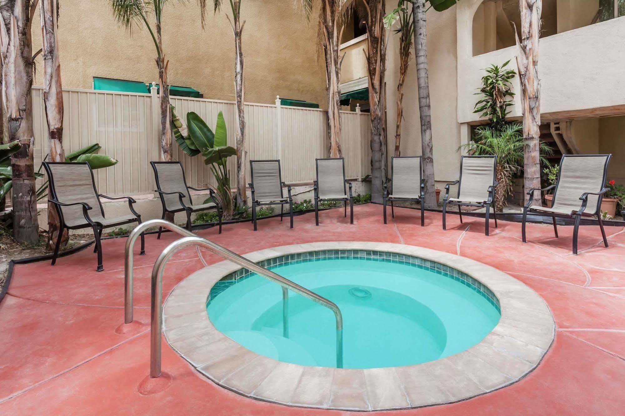 Holiday Inn Express - Anaheim West Екстериор снимка